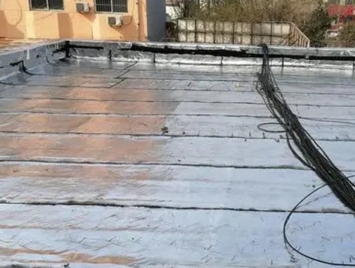 贺兰卫生间漏水维修公司分享下贺兰屋面楼顶防水刚性防水层施工要点。